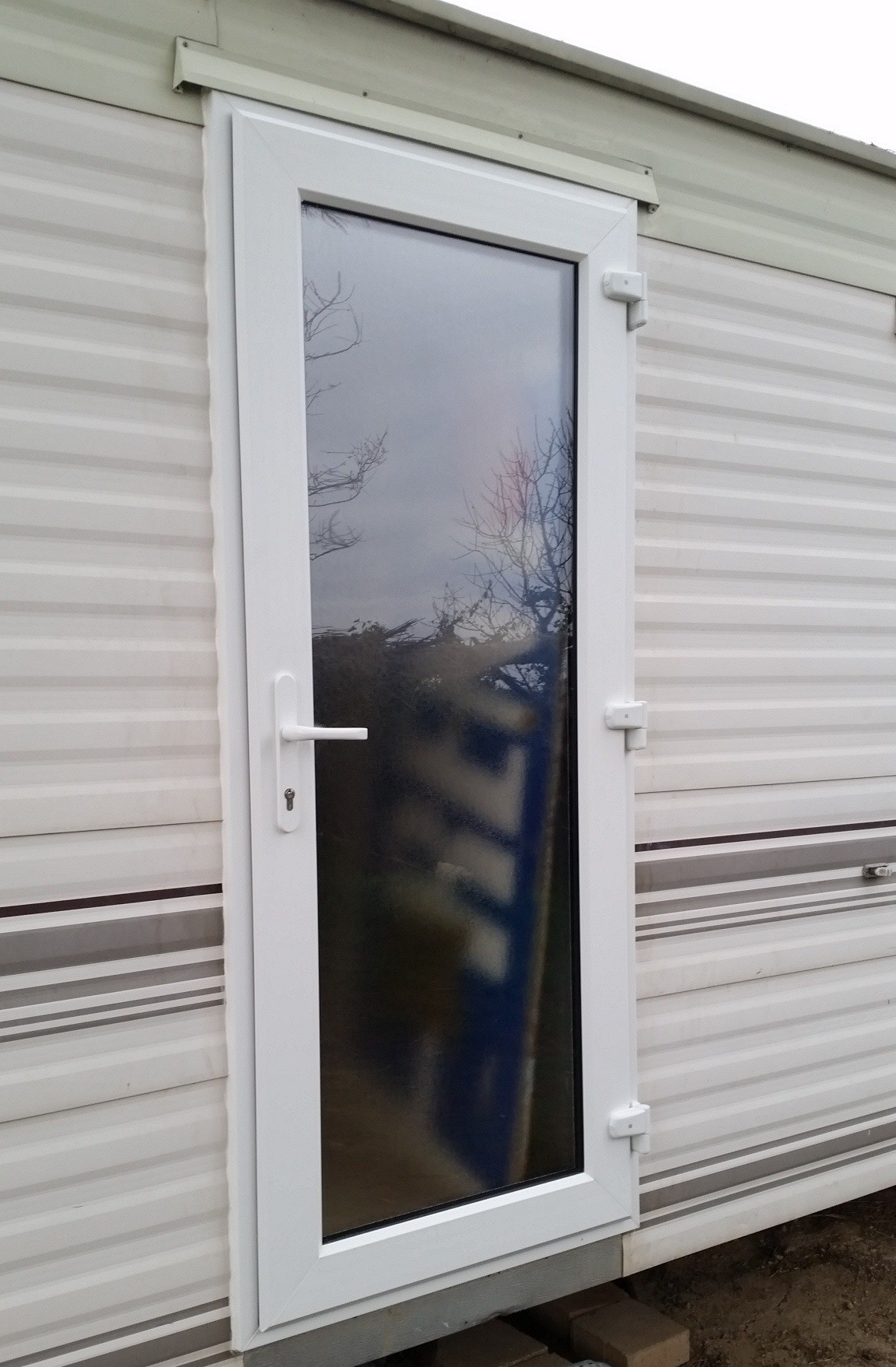 Porte d'entrée mobilhome PVC vitrée avec encadrement, charnières